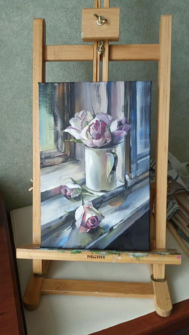 розы на старом окне